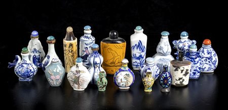 VENTI SNUFF BOTTLES IN MATERIALI DIVERSI
Cina, XX secolo