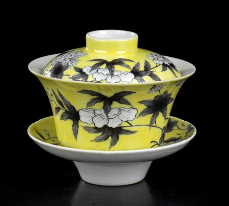 CIOTOLA CON COPERCHIO E PIATTINO IN PORCELLANA CON DECORO POLICROMO
Cina, prima metà del XX secolo