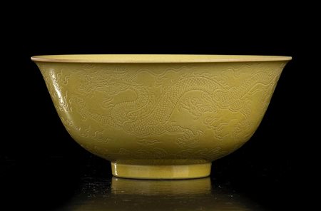 CIOTOLA IN PORCELLANA CON INVETRIATURA GIALLA E DECORO INCISO
Cina, marchio Guangxu