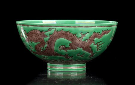 CIOTOLA IN PORCELLANA  INVETRIATA E DECORO INCISO
Cina, marchio Guangxu