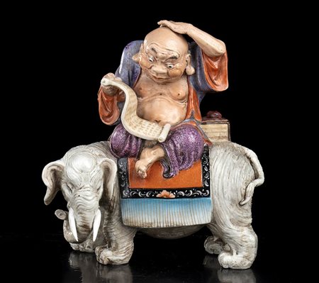 LOHAN SU ELEFANTE IN PORCELLANA CON DECORO POLICROMO
Cina, XX secolo