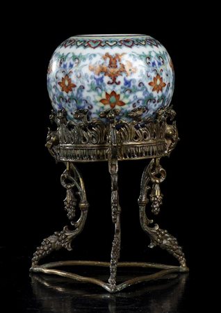 PICCOLA GIARA GLOBULARE IN PORCELLANA CON DECORO DOUCAI CON SOSTEGNO IN METALLO
Cina, XX secolo