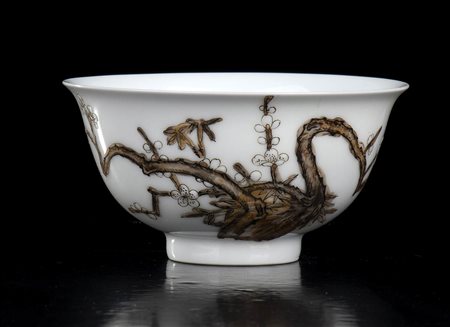 CIOTOLA IN PORCELLANA CON DECORO POLICROMO
Cina, XX secolo