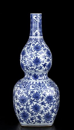 GRANDE VASO A DOPPIA ZUCCA IN PORCELLANA 'BIANCO E BLU'
Cina, XX secolo