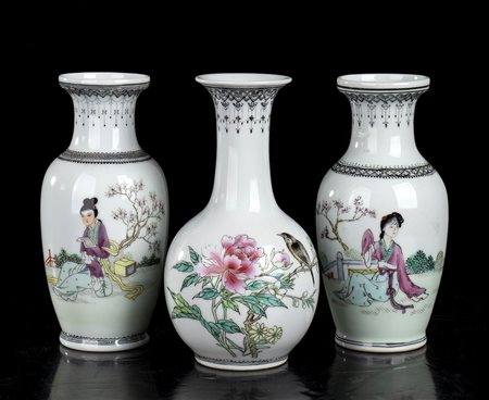 TRE PICCOLI VASI IN PORCELLANA CON DECORO POLICROMO
Cina, XX secolo
