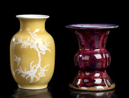 DUE VASI IN PORCELLANA CON INVETRIATURA MONOCROMA
Cina, XX secolo
