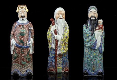 TRIADE 'FU LU SHOU' IN PORCELLANA CON DECORO POLICROMO
Cina, XX secolo
