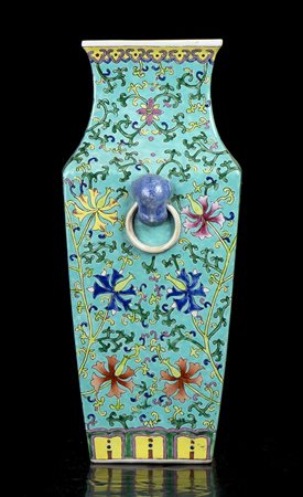 VASO A BALAUSTRO IN PORCELLANA CON DECORO POLICROMO, FANGHU
Cina, XX secolo
