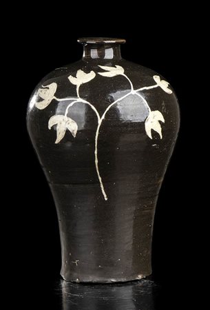 VASO IN CERAMICA CON INVETRIATURA MARRONE E DECORO A INGOBBIO BIANCO, MAEBYONG
Corea, periodo Goryeo, XII secolo