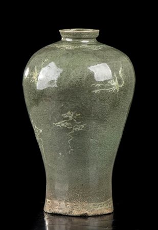 VASO IN CERAMICA CON INVETRIATURA CÉLADON E DECORO A INTARSIO DI INGOBBIO BIANCO, MAEBYONG
Corea, periodo Goryeo, XII-XIII secolo