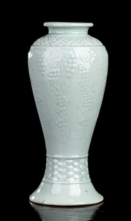 VASO A BALAUSTRO IN PORCELLANA  INVETRIATA, MAEBYONG
Corea, periodo Joseon, fine del XIX – inizio del XX secolo