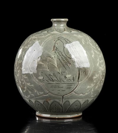 VASO GLOBULARE IN CERAMICA CON INVETRIATURA CÉLADON E DECORO A INTARSIO DI INGOBBIO BIANCO E BRUNO
Corea, stile del periodo Goryeo