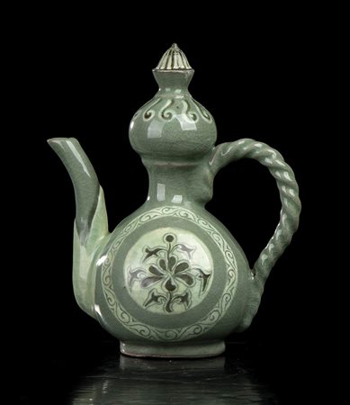 VERSATOIO CON COPERCHIO IN CERAMICA CON INVETRIATURA CÉLADON E DECORO A INTARSIO DI INGOBBIO BIANCO E BRUNO
Corea, XX secolo