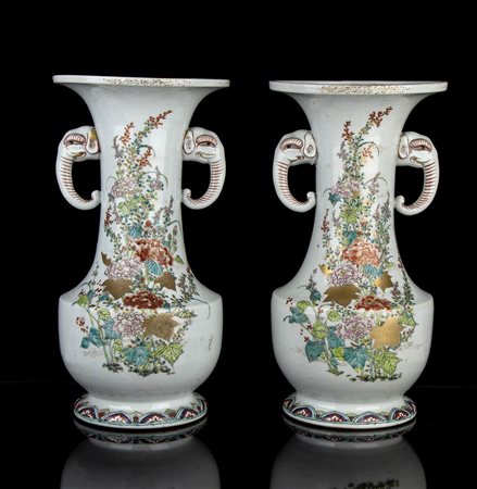 COPPIA DI VASI IN PORCELLANA CON DECORO POLICROMO
Giappone, periodo Meiji