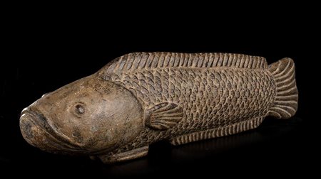 CARPA IN PIETRA CON TRACCE DI LACCA
Giappone, periodo Edo