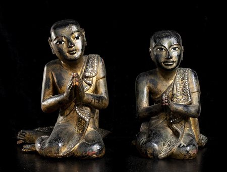 COPPIA DI MONACI IN LEGNO CON INSERTI IN VETRO
Birmania, XX secolo
