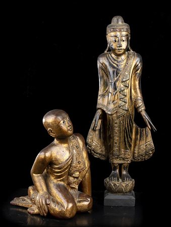 MONACO E BUDDHA STANTE IN LEGNO LACCATO E DORATO CON INSERTI IN VETRO
Birmania, XIX-XX secolo