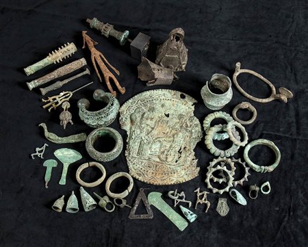 QUARANTATRÉ OGGETTI IN BRONZO
Africa