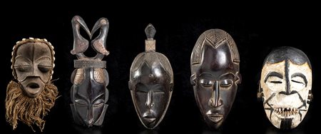 CINQUE MASCHERE IN LEGNO
Africa