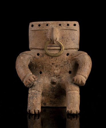 FIGURA IN CERAMICA CON ANELLO IN  ORO
Colombia, cultura Quimbaya