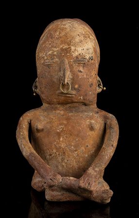 FIGURA FEMMINILE IN CERAMICA CON ANELLI IN ORO
Colombia, cultura Quimbaya