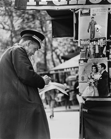 Jean Ribiére (1922-1989)  - Paris - le vendeu de journaux, 1950s/1960s
