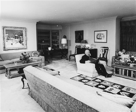 Philippe Halsman (attribuito a) (1906-1979)  - Alfred Hitchcock relaxing at home, Rome, 1975