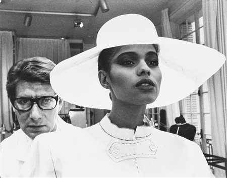 Pierre Boulat (1924-1998)  - Yves Saint Laurent, préparation de sa collection, 1982