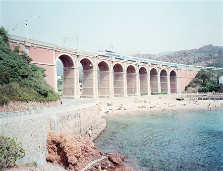 Massimo Vitali (1944)  - Antheor Viaduct, dal portfolio "Landscape with Figures", 1980s