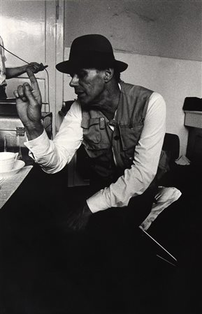 Ken Damy (1949) JOSEPH BEUYS, 1978-1979 gelatine vintage print, cm 30x20...
