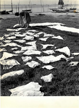 Fulvio Roiter (1926 - 2016) PANNI AL SOLE gelatina ai sali d'argento, cm...