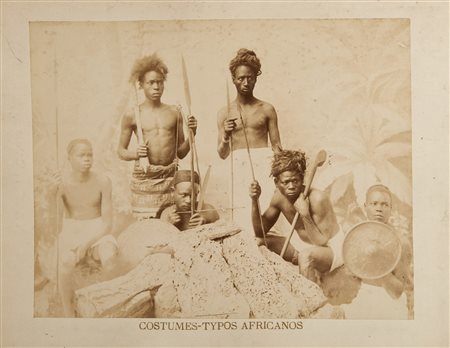  AUTORE NON IDENTIFICATO  - Costumes - Typos Africanos - ultimi anni dell'800.
stampa all'albumina su supporto di cartone.