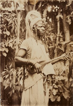  AUTORE NON IDENTIFICATO  - Musicista Hausa , Nigeria, primi anni del '900.
Stampa alla gelatina sali d'argento.
.