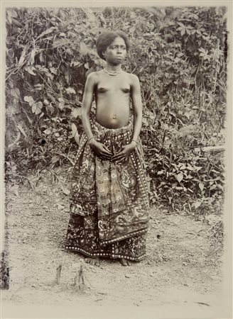  AUTORE NON IDENTIFICATO  - Ritratto di giovane donna indigena.
Stampa alla gelatina sali d'argento.
1906 circa.
