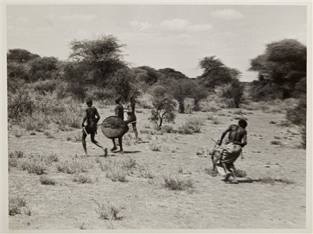 AUTORE NON IDENTIFICATO  - Battuta di caccia,1954.
Stampa alla gelatina sali d'argento.