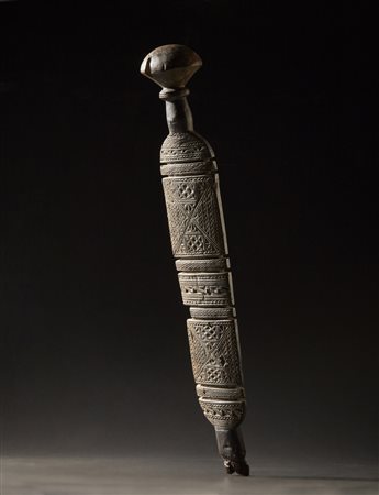 Tuareg - Sahara - Staffa da cammello portaborse.
Legno duro a patina scura.
Difetti e segni d'uso.
