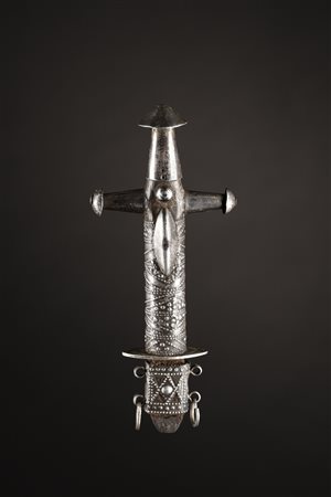  Tuareg - Sahara - Frammento di sella.
Ferro, legno, argento e tessuto.
Segni d'uso.