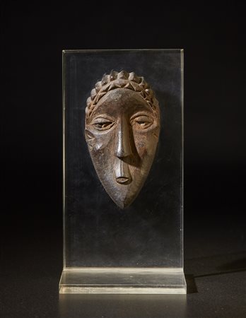  Bassa - Liberia  - Maschera in miniatura.
Legno duro a patina scura.
Segni d'uso
su supporto in plexiglass.