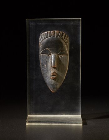  Bassa - Liberia  - Maschera in miniatura.
Legno duro a patina scura.
Segni d'uso.
con base in plexiglass.