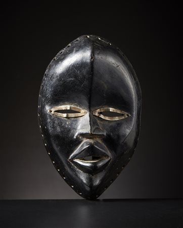  Dan - Costa d'Avorio/Liberia - Maschera Dan.
Legno duro a patina lucida, pigmento nero e metallo.
Segni d'uso.
.