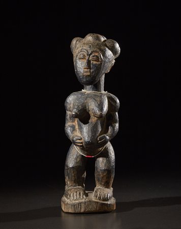  Agni/Ebrie/Atie - Costa d'Avorio, Regione dei Laghi  - Figura femminile o Nkpasopi.
Legno duro a patina scura, pigmenti e perline.
Difetti e segni d'uso.
