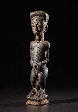  Baule - Costa d'Avorio - Scultura antropomorfa.
Legno duro a patina nera, perline e pigmenti.
Segni d'uso.
.