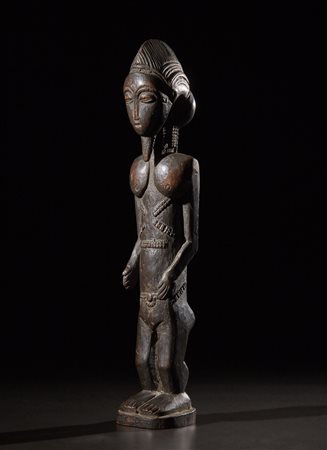  Baule - Costa d'Avorio - Figura maschile di antenato.
Legno duro a patina scura.
Segni d'uso.
Un restauro alla base, segni d'uso.