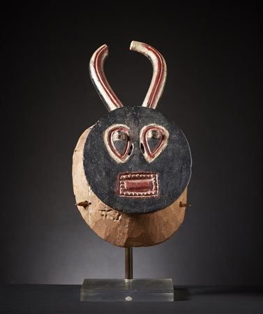  Baule - Costa d'Avorio - Maschera Kplè Kplè.
Legno duro, pigmenti industriali.
Restauri e segni d'uso.
Con base.