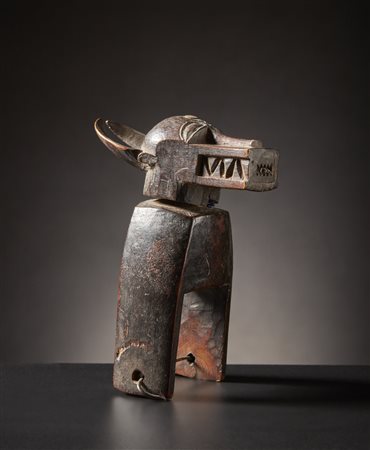  Senufo - Costa d'Avorio, Mali  - Puleggia da telaio.
Legno duro a patina scura, metallo.
Segni d'uso.