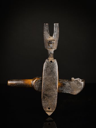  Bambara - Mali  - Serratura per porta di granaio.
Legno duro a patina scura e lucida, metallo. 
Segni d'uso.