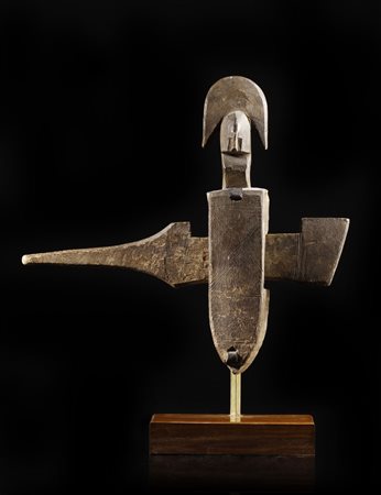  Bambara - Mali  - Serratura per porta di granaio.
Legno duro a patina naturale.
Segni d'uso.
Con base.