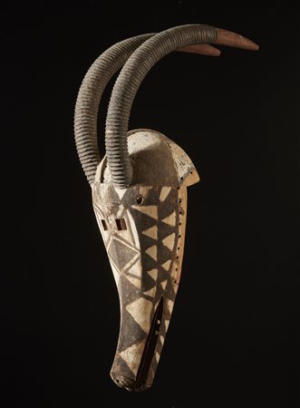  Bobo - Burkina Faso  - Maschera antilope Nyanga.
Legno duro a patina naturale, pigmenti.
Piccoli difetti un restauro e  segni d'uso.


.