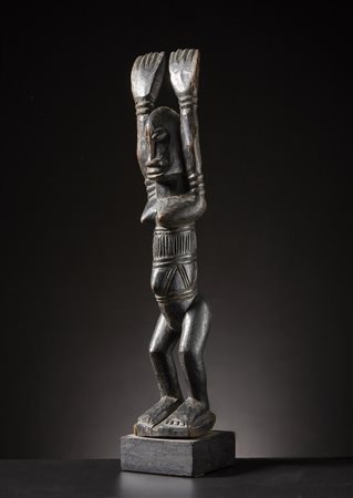  Dogon o Tellem - Mali  - Figura Nommo con braccia alzate.
Legno duro a patina scura.
Difetti e segni d'uso.