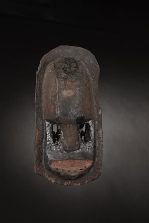  Dogon - Mali  - Maschera di scimmia nera.
Legno duro a patina scura, bitume e pigmenti, peli animali e fibra.
Difetti e segni d'uso.